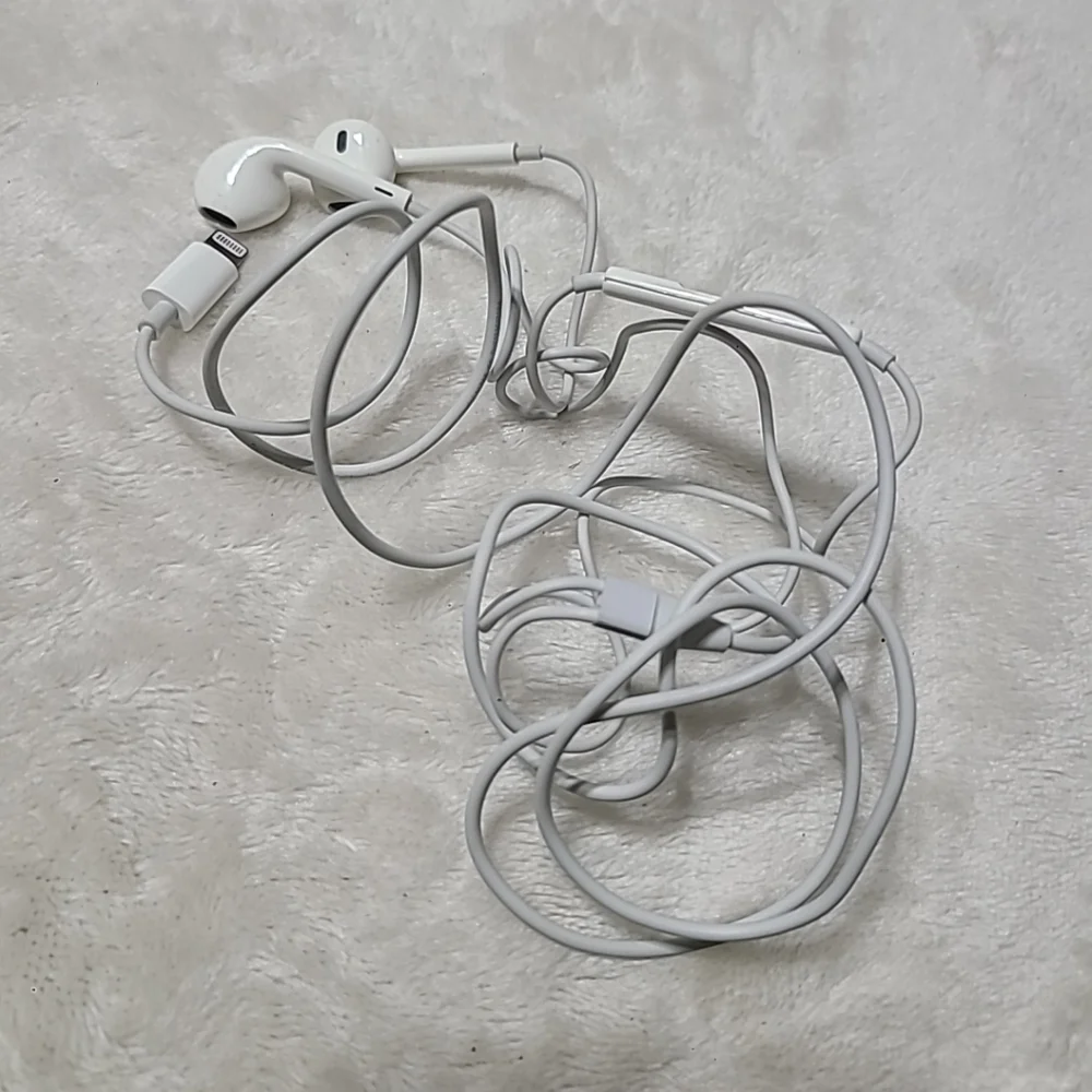 Genuine Apple - EarPods with Lightning Connector - White